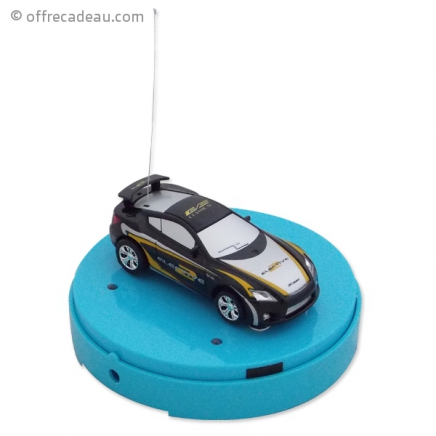 Petite voiture racing radiocommandée