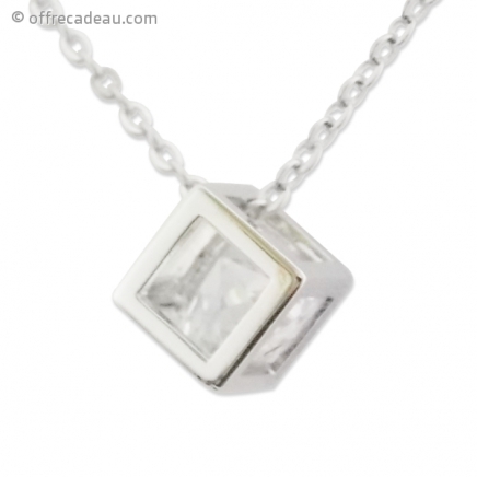 Collier argenté à fine chaîne et pendentif cube et faux diamant