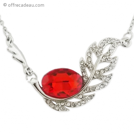 Collier argenté à pendentif feuille couchée et fausse pierre rouge