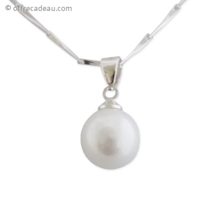 Collier de chaîne argentée et son pendentif à perle blanche 