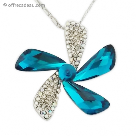 Collier argenté à strass et son pendentif fleur à pierre bleue