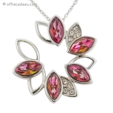 Un collier doté de pendentif en fleur et faux diamants