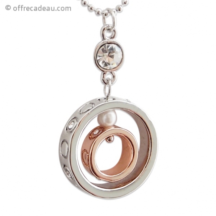 Un collier avec pendentif en anneaux et strass