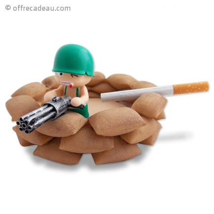 Cendrier petit soldat à casque vert caché dans son bunker